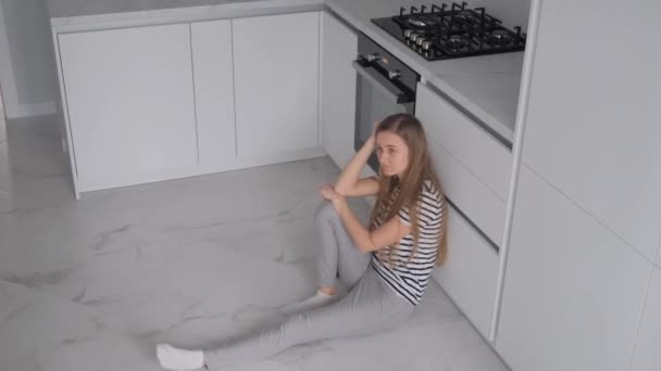 Εξαντλημένη Γυναίκα Που Κάθεται Στο Πάτωμα Στο Σπίτι Κατάθλιψη Οικογενειακά — Αρχείο Βίντεο