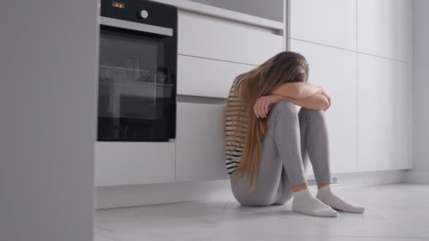 Jovem Infeliz Solitária Deprimida Escondendo Rosto Entre Pernas Casa Cozinha — Vídeo de Stock