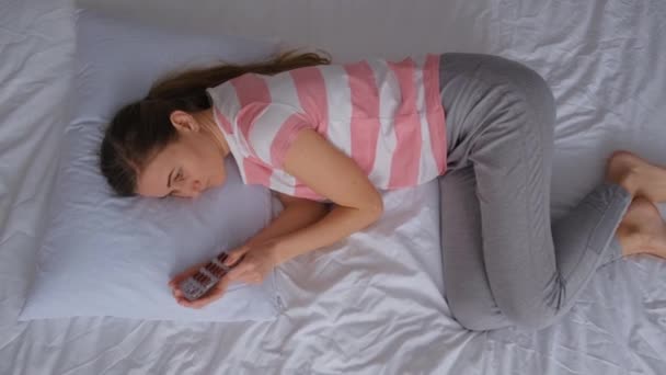 Λυπημένη Νεαρή Αμερικανίδα Εμμηνορροϊκό Πόνο Ξαπλωμένη Στον Καναπέ Στο Σπίτι — Αρχείο Βίντεο