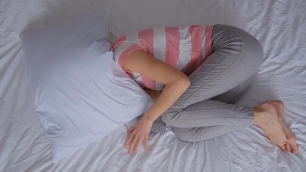 Μια Γυναίκα Στομαχόπονο Πίνει Παυσίπονα Και Ξαπλώνει Στο Κρεβάτι Επώδυνες — Αρχείο Βίντεο