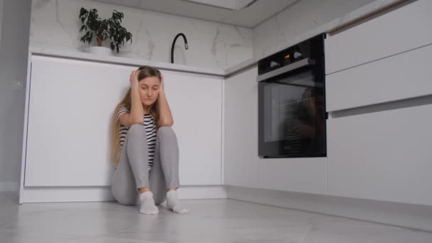 Młoda Kobieta Ostrym Białym Żołądkiem Siedzi Podłodze Kuchni Zapalenie Wyrostka — Wideo stockowe