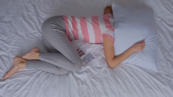 Magányos Depressziós Terhes Fekszik Ágyon Egy Labdába Görnyedve Kiváló Minőségű — Stock videók