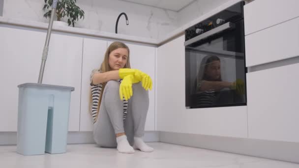 Joven Está Descansando Después Limpiar Sala Cocina Una Ama Casa — Vídeos de Stock