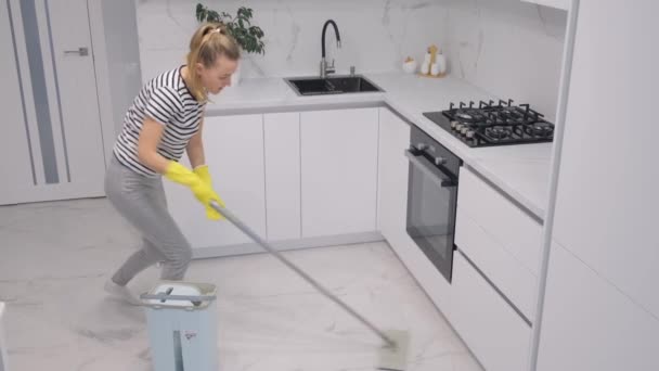 주부는 아파트 청소하고 걸레로 마루를 닦는다 방에서 걸레로 마루를 집안일 — 비디오