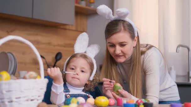 Una Bella Madre Sua Figlia Stanno Preparando Vacanze Pasqua Dipingono — Video Stock
