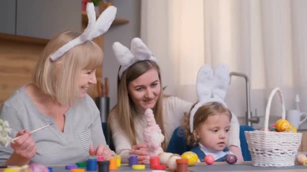 Μια Ευτυχισμένη Οικογένεια Βάφει Πασχαλινά Αυγά Πασχαλινές Διακοπές Οικογένεια Αναπαύεται — Αρχείο Βίντεο