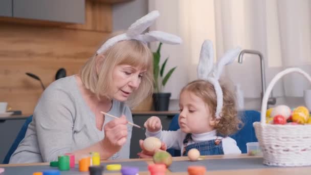 Γιαγιά Και Εγγονή Βάφουν Πασχαλινά Αυγά Πασχαλινές Διακοπές Οικογένεια Αναπαύεται — Αρχείο Βίντεο