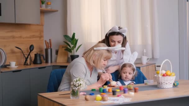 Mała Dziewczynka Matką Babcią Farbującymi Jajka Wielkanocne Rodzinne Tradycje Szczęśliwa — Wideo stockowe