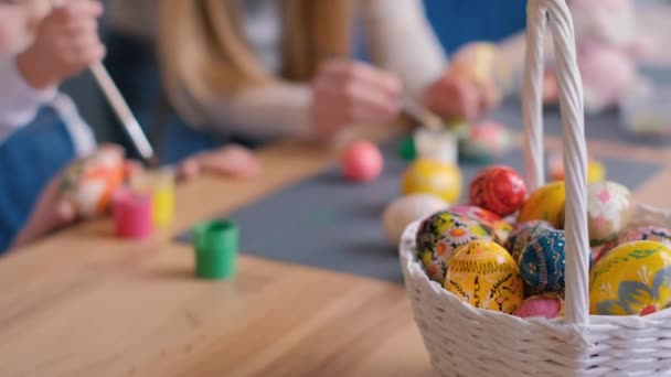 Wazige Achtergrond Van Kleurende Eieren Met Gekleurde Verf Pasen Vakantie — Stockvideo