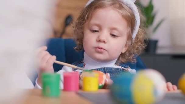 Anne Kızı Mutfak Odasına Paskalya Yumurtası Çiziyor Mutlu Bir Aile — Stok video