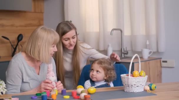 Oma Und Ihre Familie Bemalen Ostereier Sie Tragen Hasenohren Osterferienkonzept — Stockvideo