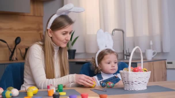 Ευτυχισμένη Μητέρα Και Κόρη Βάφουν Αυγά Για Πάσχα Είναι Ντυμένοι — Αρχείο Βίντεο
