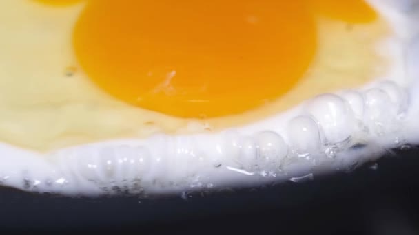 Ovos Mexidos Omelete Numa Panela Quente Com Óleo Aquecido Pequeno — Vídeo de Stock