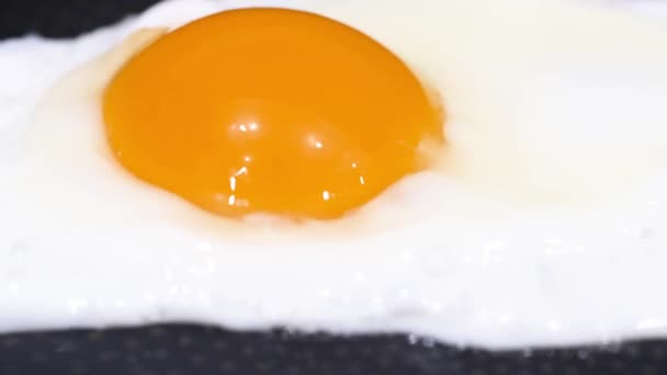 Яйцо Поджаривается Кастрюле Подогретом Масле Здоровый Завтрак — стоковое видео