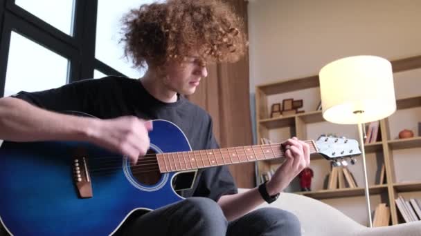 Ung Lockig Musiker Med Gitarr Spelar Lugn Sorglig Melodi Den — Stockvideo