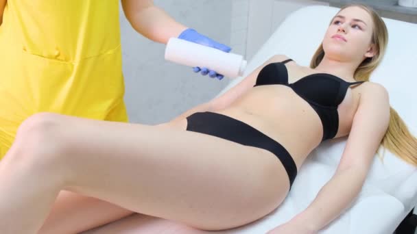 美容室の女性 サロン 脱毛の準備 脱毛の前に腹部の皮膚に粉末を適用します — ストック動画