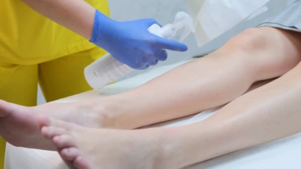 Процедура Эпиляции Ног Косметолог Поливает Ноги Клиентов Водой Специальным Продуктом — стоковое видео