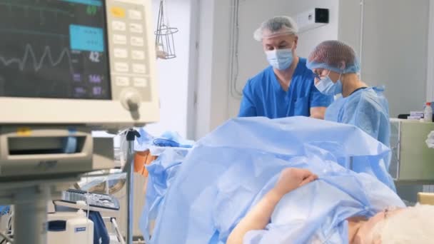 Lekarze Wykonują Operacje Żylaki Obrzęk Nóg Skręcone Żyły Chirurdzy Wykonują — Wideo stockowe