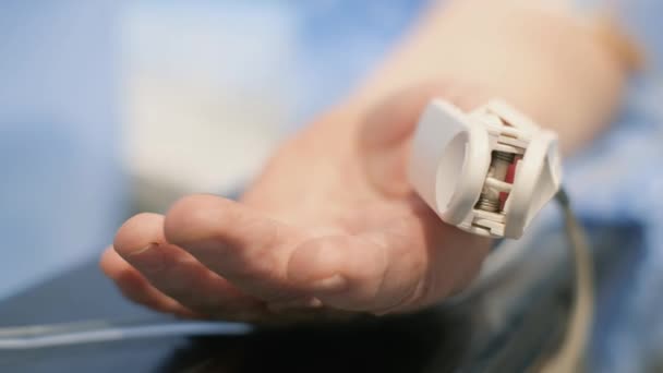 Primer Plano Mano Con Perfusión Intravenosa Monitor Frecuencia Cardíaca Dedo — Vídeos de Stock