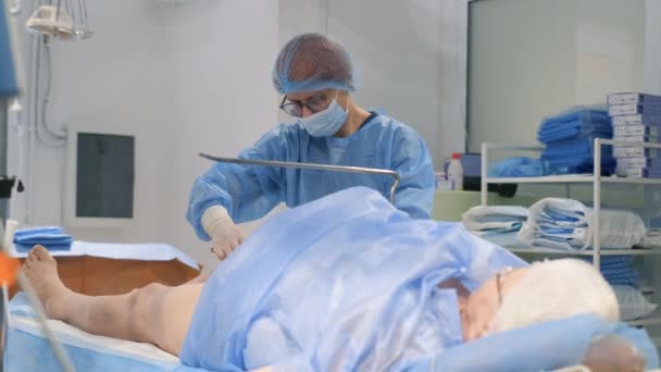 医生对静脉曲张 腿部肿胀和扭曲静脉进行手术 外科医生实施静脉曲张的治疗方法 — 图库视频影像