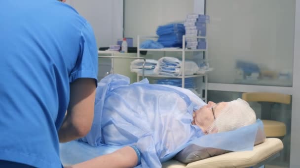 Orvosok Műtéteket Végeznek Visszereken Lábduzzanaton Csavart Vénákon Sebészek Eljárásokat Végeznek — Stock videók