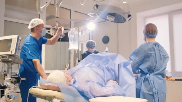 外科医は静脈瘤の高齢女性の足で動作します 外科医の作業工程 — ストック動画