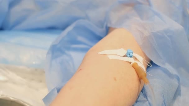 Ameliyathanede Kolunda Damlayan Kateter Olan Bir Hastanın Yakın Çekimi Ameliyat — Stok video
