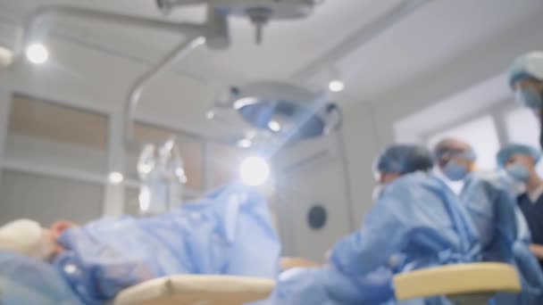 Fond Flou Travail Des Médecins Chirurgiens Une Vraie Opération Clinique — Video