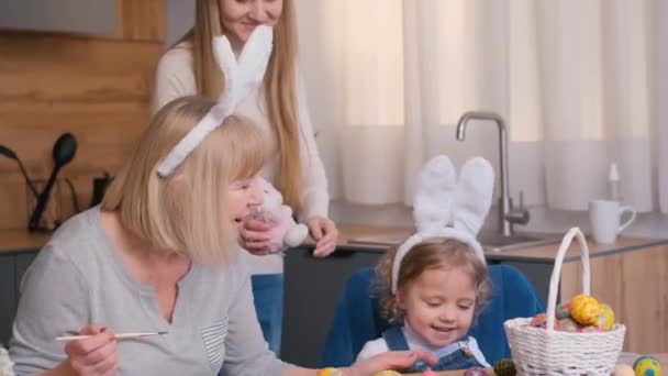 Glad Familj Målning Traditionella Påskägg Tre Generationer Kvinnor När Esther — Stockvideo
