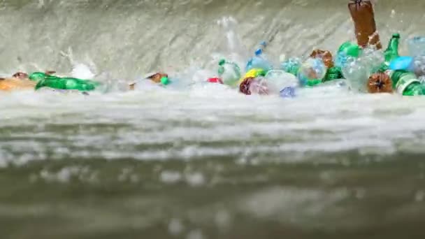 Πλαστικά Μπουκάλια Στο Ποτάμι Από Κοντά Πρόβλημα Των Ανθρώπινων Επιπτώσεων — Αρχείο Βίντεο