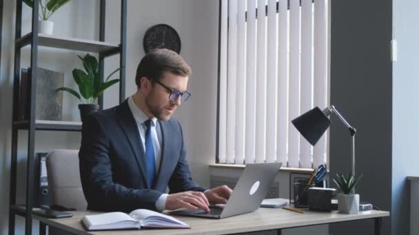 Schöner Manager Der Büro Mit Laptop Arbeitet Selbstbewusster Geschäftsmann Sitzt — Stockvideo