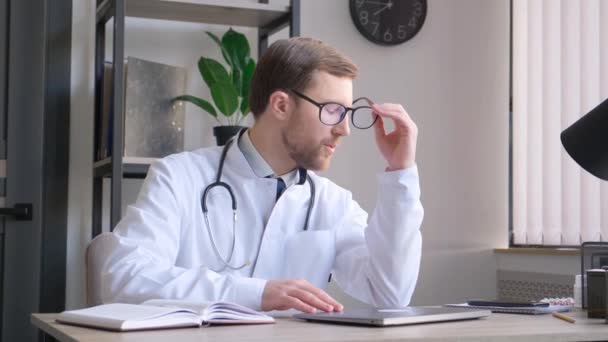 Den Deprimerade Läkaren Tar Sig Glasögonen Och Gnider Näsbryggan Överbelastningskoncept — Stockvideo