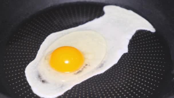 Tortilla Una Sartén Negra Caliente Preparación Desayuno Saludable Por Mañana — Vídeo de stock
