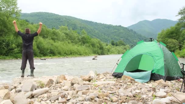 山の真ん中に川で男性の幸せな観光客 美しい風景 夏の風景です 生態観光 プライバシーと旅行のコンセプト — ストック動画