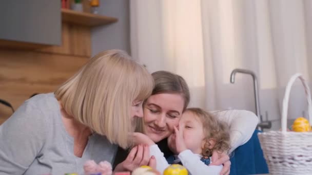 Eine Glückliche Familie Bemalt Ostereier Osterferienkonzept Die Familie Ruht Zusammen — Stockvideo