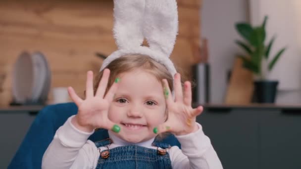 Ένα Παιδί Αυτιά Κουνελιού Παίζει Χρωματιστά Αυγά Στα Χέρια Της — Αρχείο Βίντεο