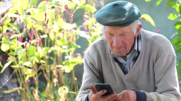 Een Oudere Grootvader Leert Een Smartphone Gebruiken Gray Haired Opa — Stockvideo