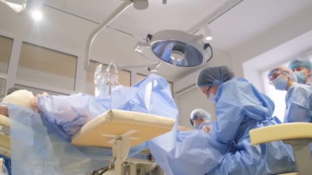 Medicinska Studenter Praktiserar Kirurgi Riktig Operation Ett Sjukhus Utbildning Till — Stockvideo