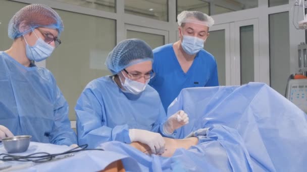 의사는 현대적 혁신적 레이저 방법을 사용하여 정맥류 정맥으로 다리를 수술한다 — 비디오