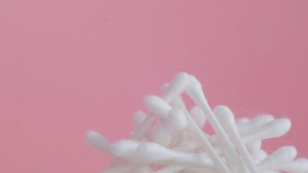 Ένας Σωρός Από Ακουστικά Βαμβακιού Ένα Όμορφο Ροζ Φόντο Περιστρέφεται — Αρχείο Βίντεο