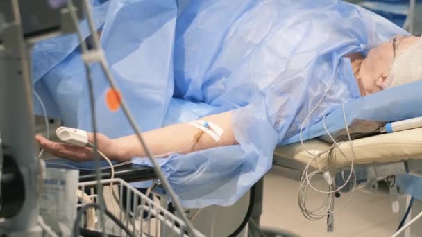 Bacak Ameliyatı Sırasında Venöz Vasküler Cerrahi Kliniğinin Doktor Asistanı Dikey — Stok video