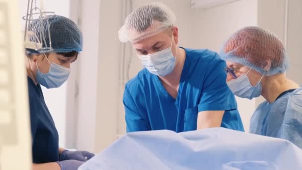 Médico Assistente Clínica Cirurgia Vascular Venosa Durante Cirurgia Perna Vídeo — Vídeo de Stock