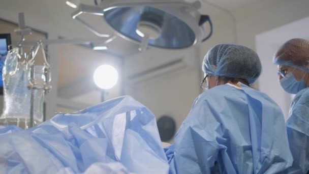 外科医は レーザーアブレーションの近代的で革新的な方法を使用して 静脈瘤で足の手術を行います 現代外科診療所 — ストック動画