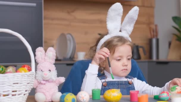 Holčička Velikonočními Zajíčky Maluje Doma Velikonoční Vajíčka Rozkošné Dítě Připravte — Stock video