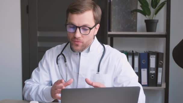 Ένας Έμπειρος Έξυπνος Γιατρός Διεξάγει Βιντεοσκοπήσεις Ασθενή Φορητό Υπολογιστή Συστήνει — Αρχείο Βίντεο