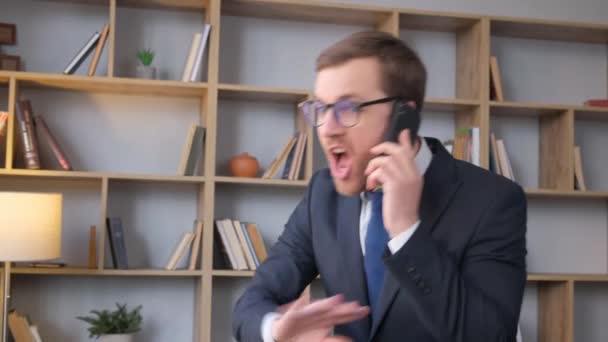 Hombre Negocios Enojado Agresivo Hablando Voz Alta Por Teléfono Oficina — Vídeo de stock