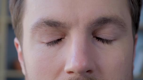 Portret Młodego Mężczyzny Patrzącego Kamerę Szeroko Otwierającego Oczy Piękne Niebieskie — Wideo stockowe