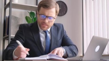Yorgun bir ofis çalışanı, yapacak zamanı olmayan bir sürü işi var. Kızgın bir iş adamı..