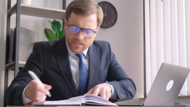 Tired Office Worker Has Lot Work Does Have Time Angry — Stock Video