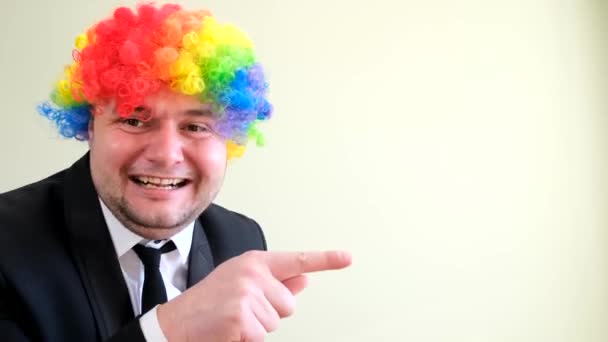 Портрет Сумасшедшего Счастливого Человека Деловом Костюме Маске Крашеными Волосами Позирующими — стоковое видео